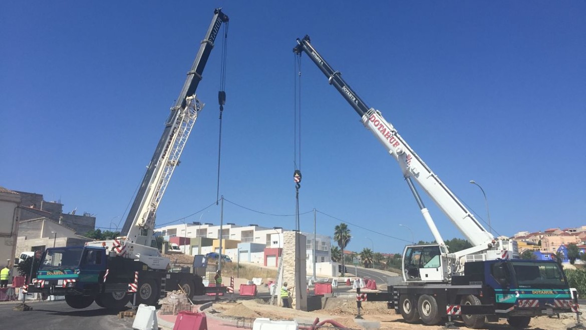 Montaje de escultura en glorieta con Grúa Valencia