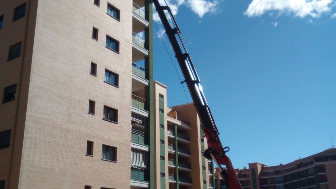 Elevación de materiales a ático con grúa Valencia