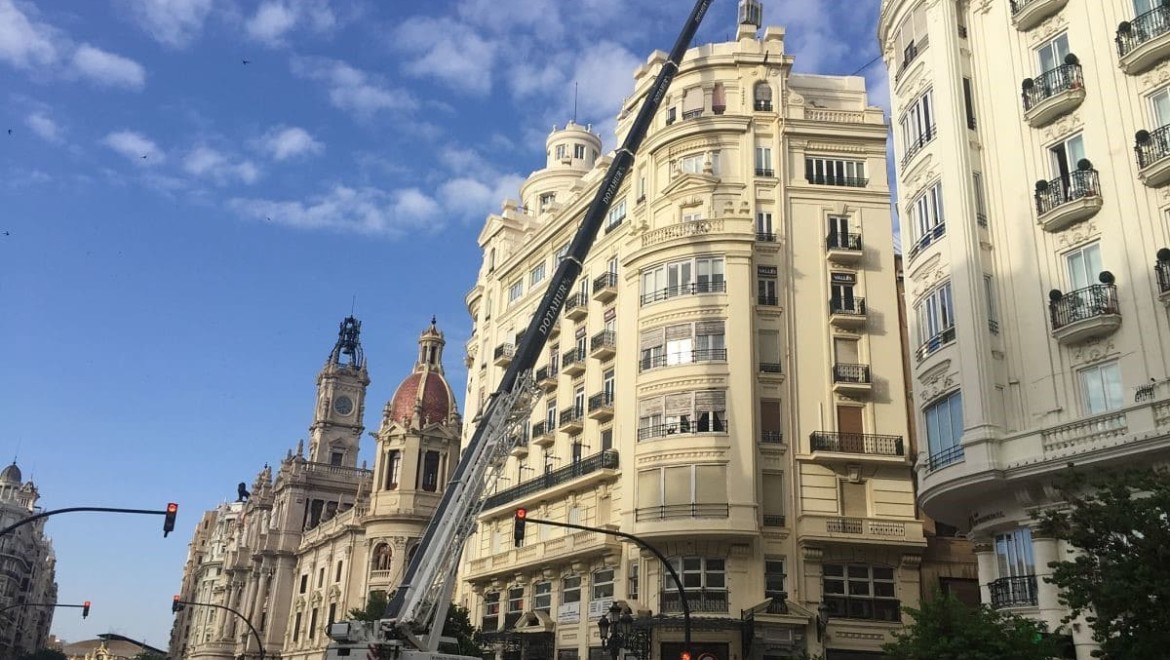 Montaje de aire acondicionado Valencia con grúa