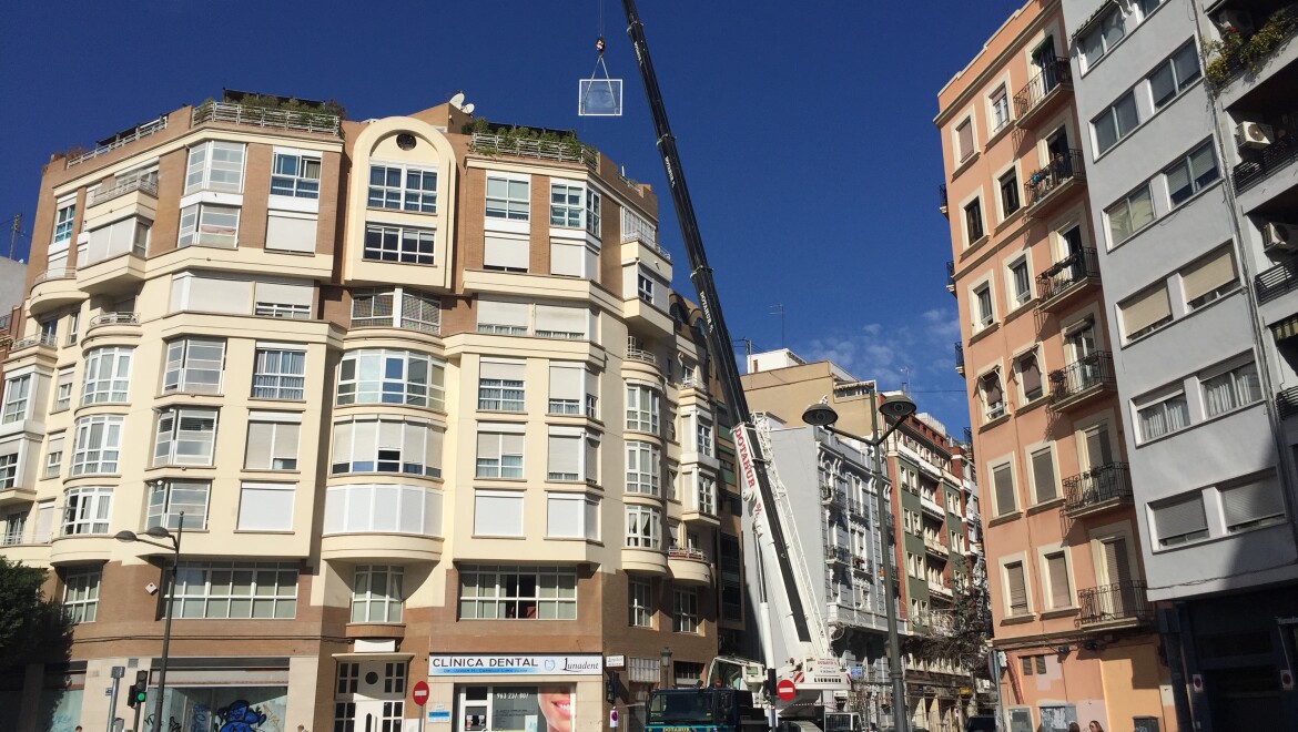 Elevación de materiales a ático en centro de ciudad